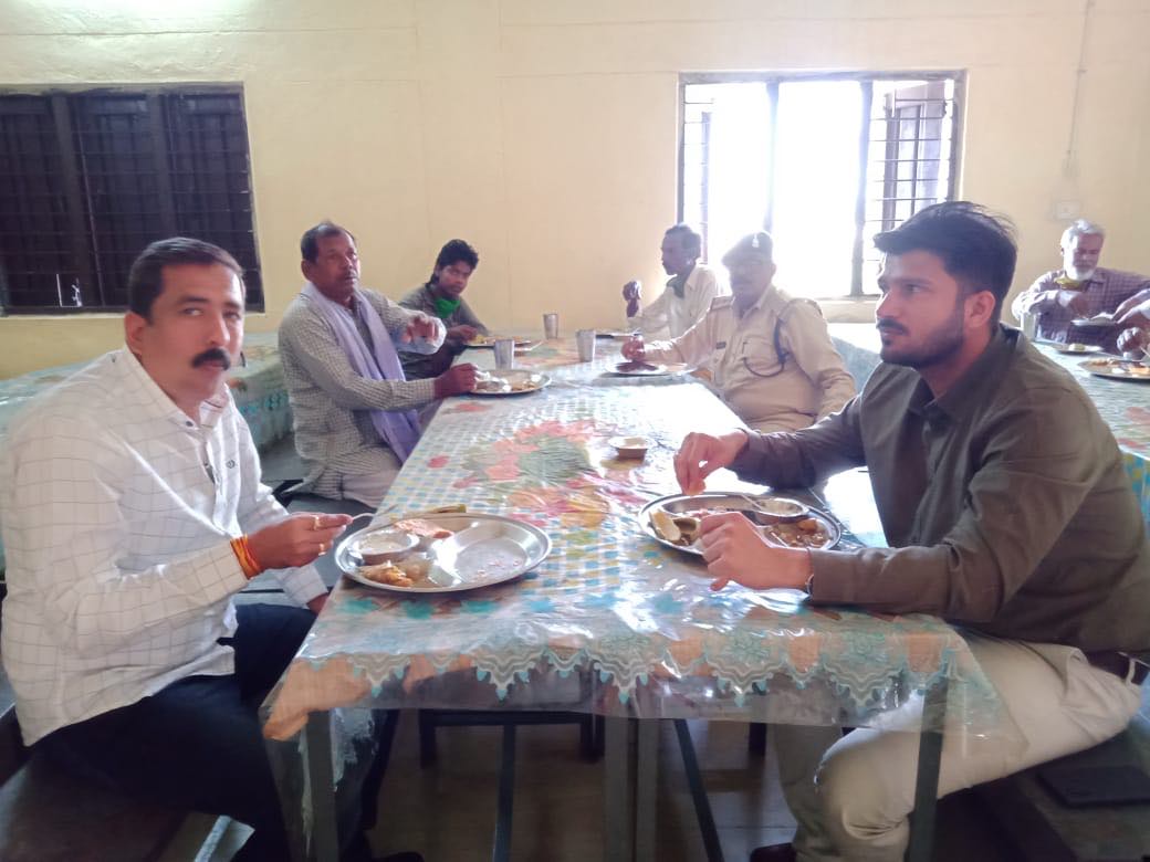 Chhattisgarh, Surajpur Collector Deepak Soni Eats With Migrant Labourers