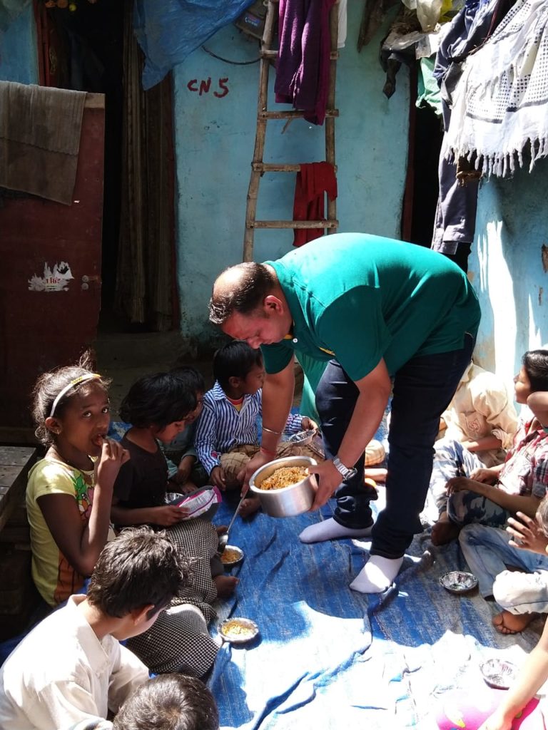 Delhi Accountant Feeds Slum Kids In His Office Lunchtime