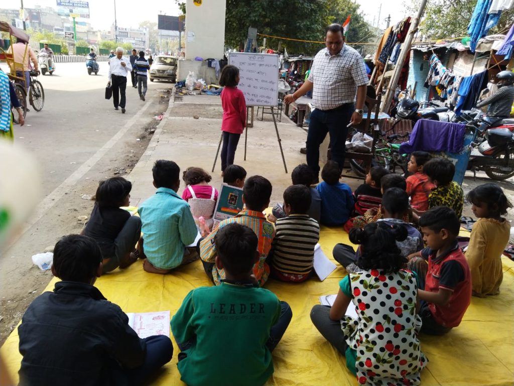 Delhi Accountant Feeds Slum Kids In His Office Lunchtime