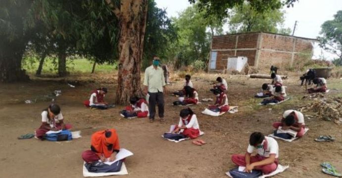 jahrkhand teachers giving classes