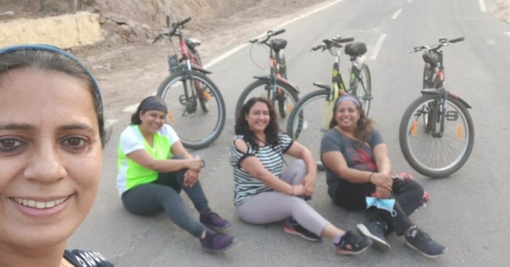 women cycling group 