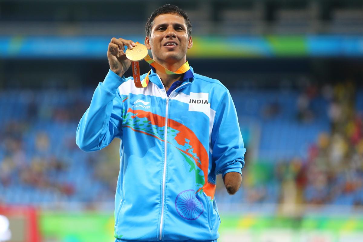 Devendra Jhajharia with his gold medal 