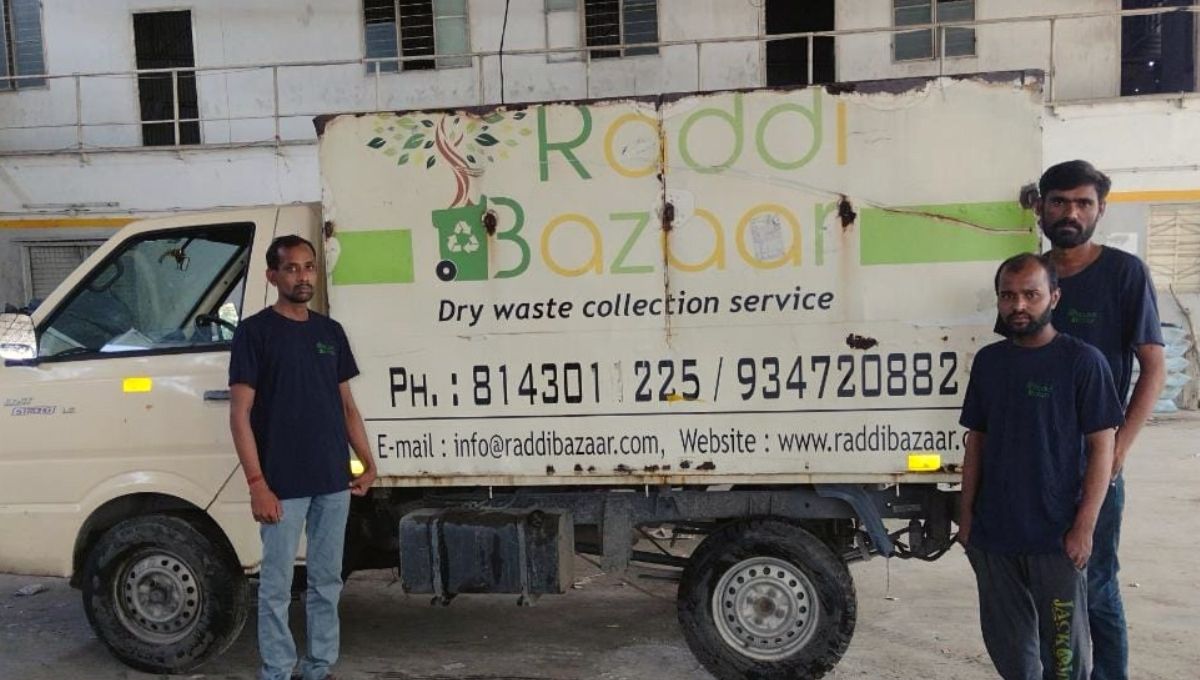 Modern Raddiwala collecting dry waste