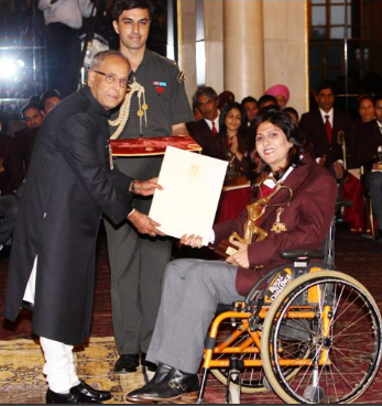 Deepa Malik received Arjuna award by Indian President Pranav Mukharjee