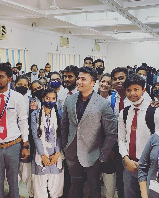 Shubham Agrawal, who runs a UPSC telegram channel,  With Excellence College Students In Bhopal 
