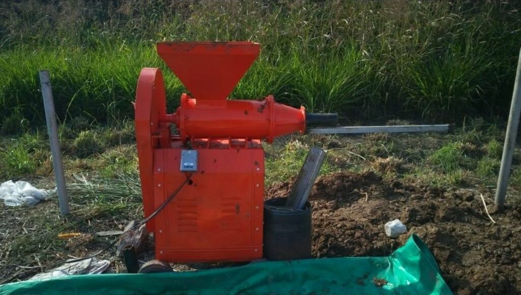 machine that convert cow dung into stick