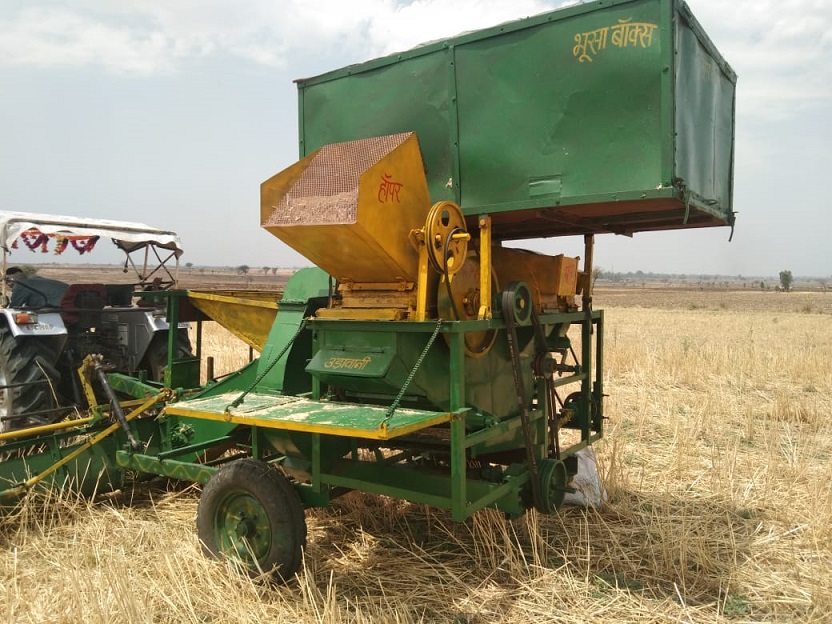 TRACTOR MOUNTED COMBINE HARVESTER WITH STRAW COLLECTOR