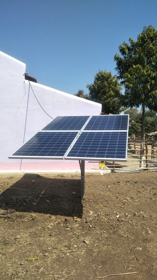 Panel surya dipasang oleh IIT Mumbai di desa surya pertama MP, desa Bancha