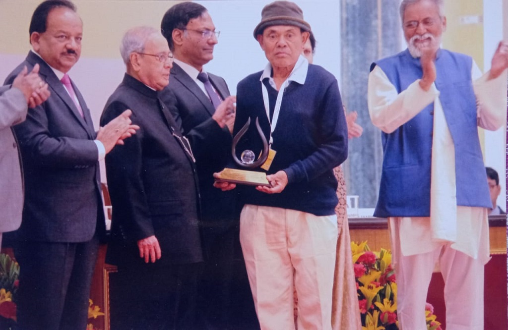 Mabon Deben Singh receiving the award from the President