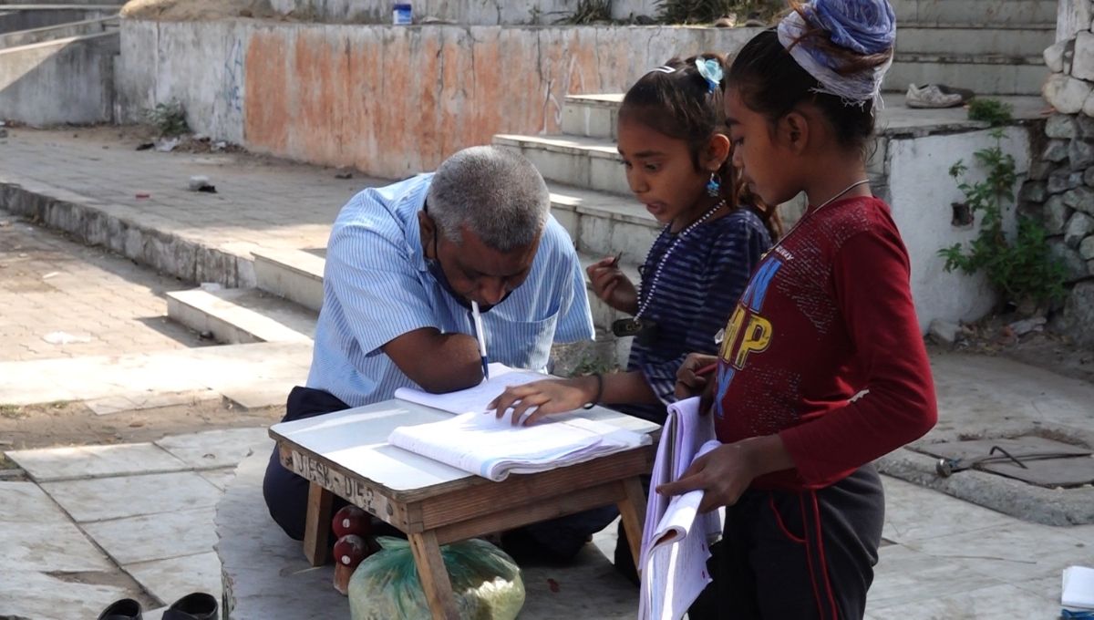 Babu bhai Parmar giving free tuitions to underprivileged kids in ahmedabad