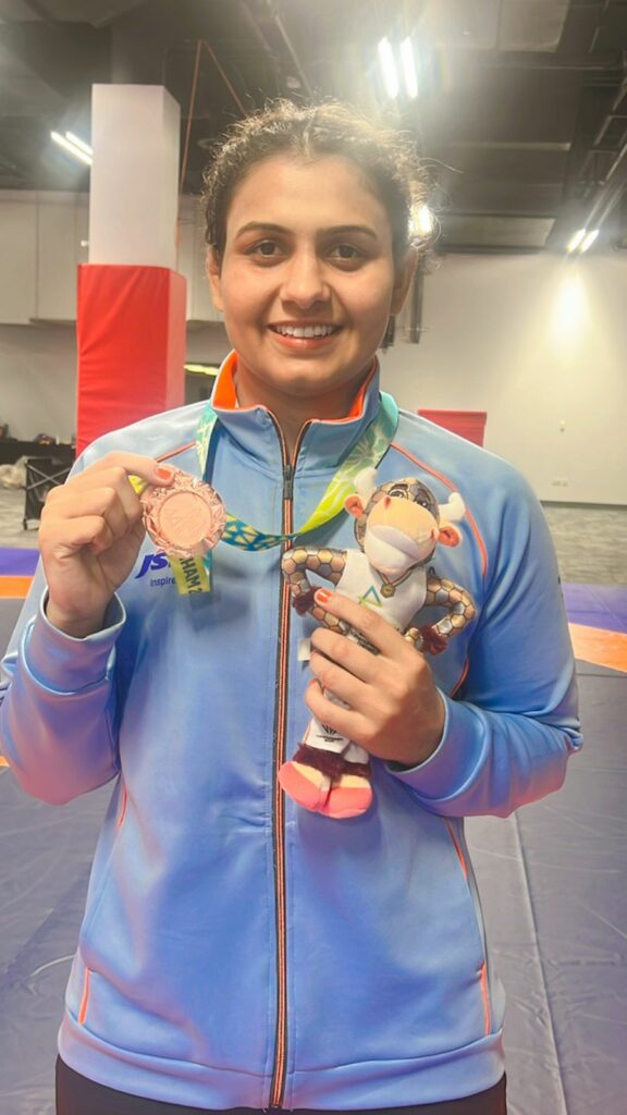 Indian wrestler Puja Sihag with her medal in CWG 2022