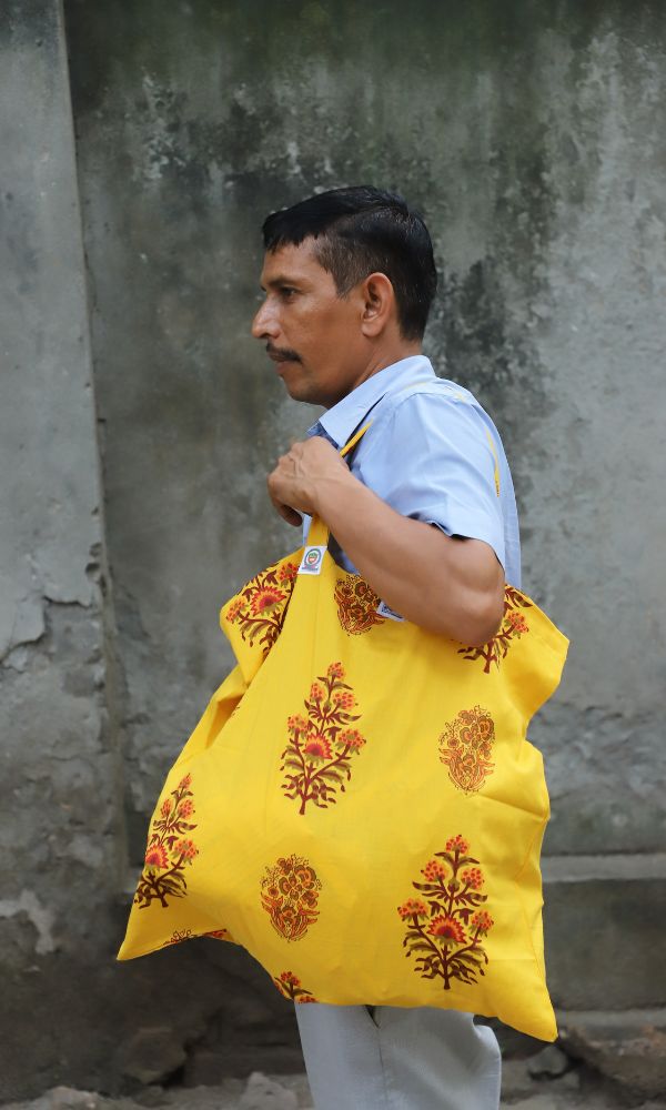 Man carrying vikalp bag