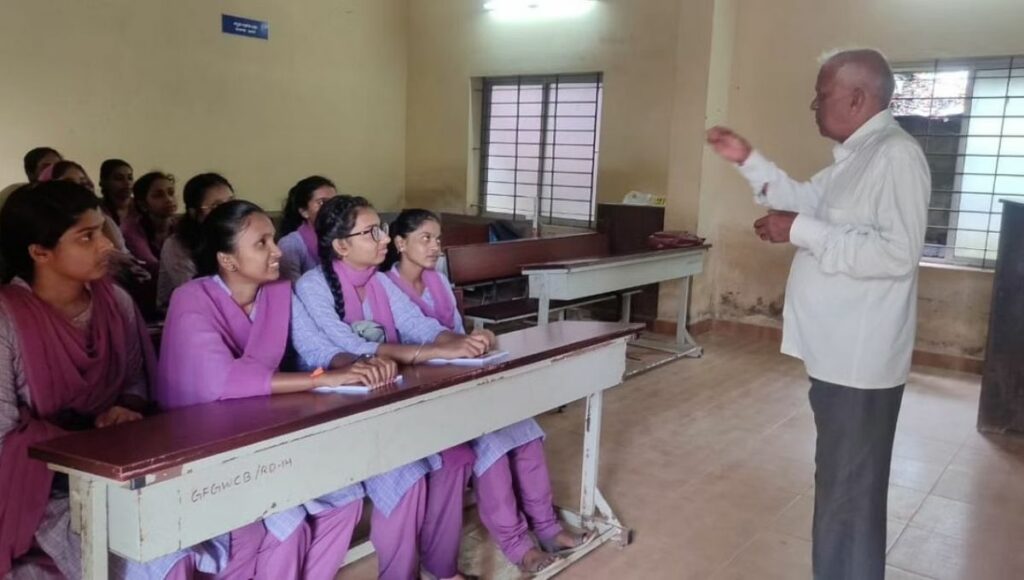 Narayana Naik with students from a government college in Mangaluru.