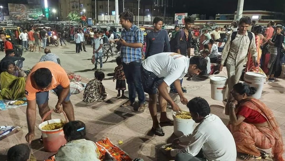 Ravishankar Upadhyay, a teacher feeds 2 lakhs poor people through Roti bank Chhapra