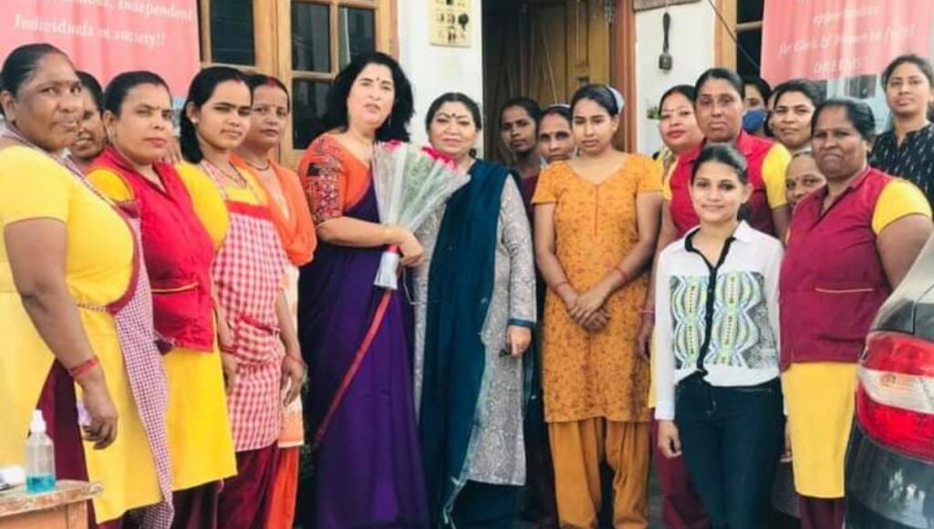 Dr. Urvashi and Veena Aanad With Didis women 