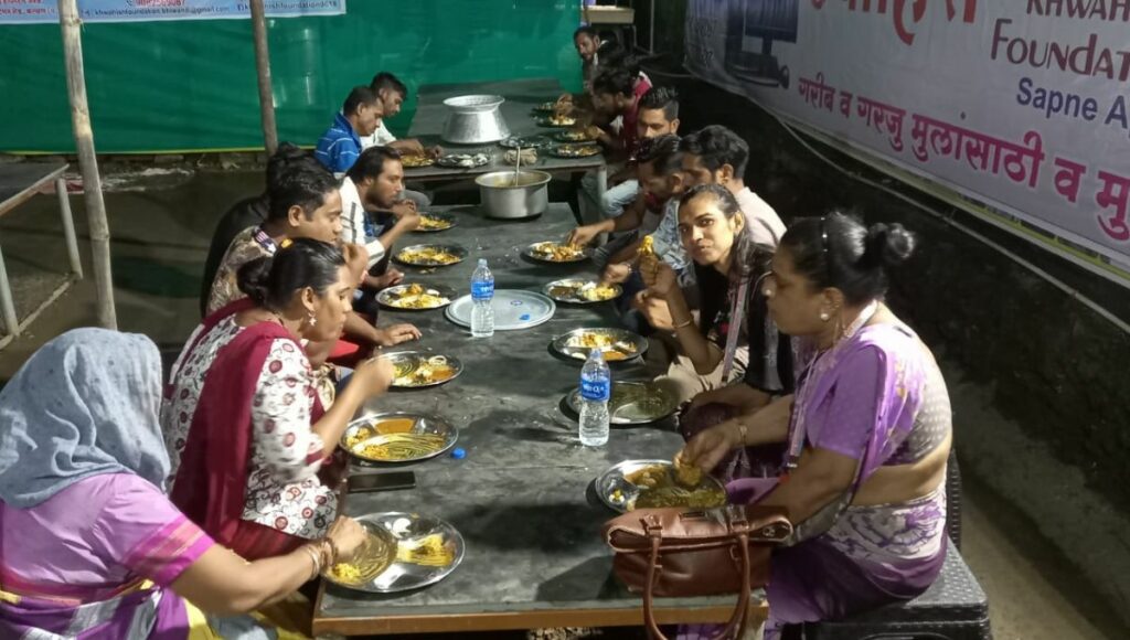 feeding needy at Garib Ki Thali an initiative by transgender community