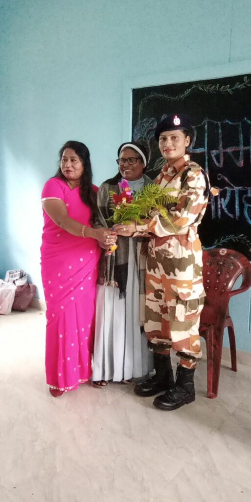 Uttarakhand's 1st women ITBP constable Tarannum Qureshi getting falicitated.