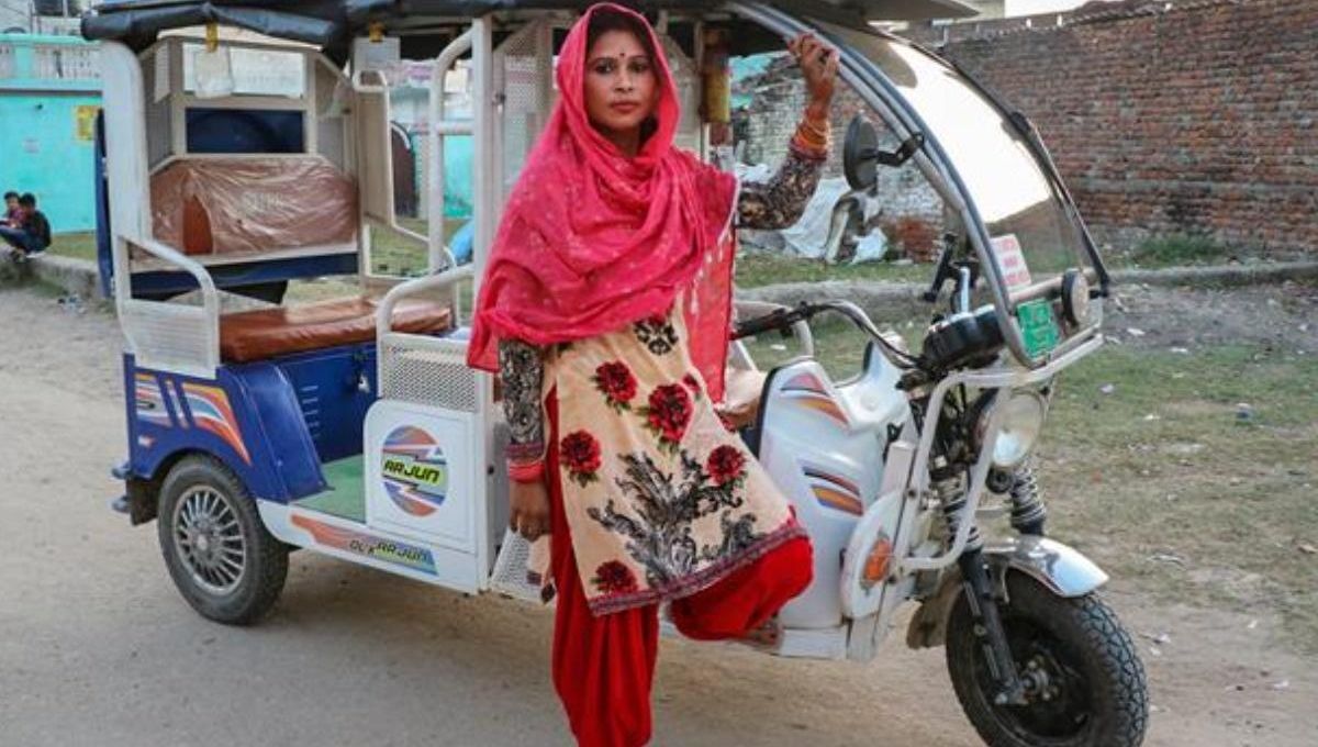 सीमा देवी बनीं J&K की पहली E-Rickshaw ड्राइवर