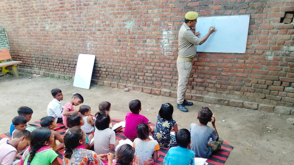  Vikas Kumar teaching kids 