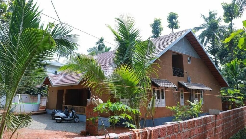 Shukoor Manapat from Kerala built an eco-friendly mud house. 
